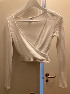 Vit v ringad tröja - Superfin tröja i skönt material. Lite kortare i modellen. 