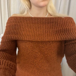 Off-shoulder stickad tröja - Superfin off shoulder stickad tröja. Färgen är brun röd! Säljer för 180kr men pris kan diskuteras💕💕 köparen står för frakten! Hör av er vid frågor💕 ❗️säljer en likadan fast i annan färg❗️