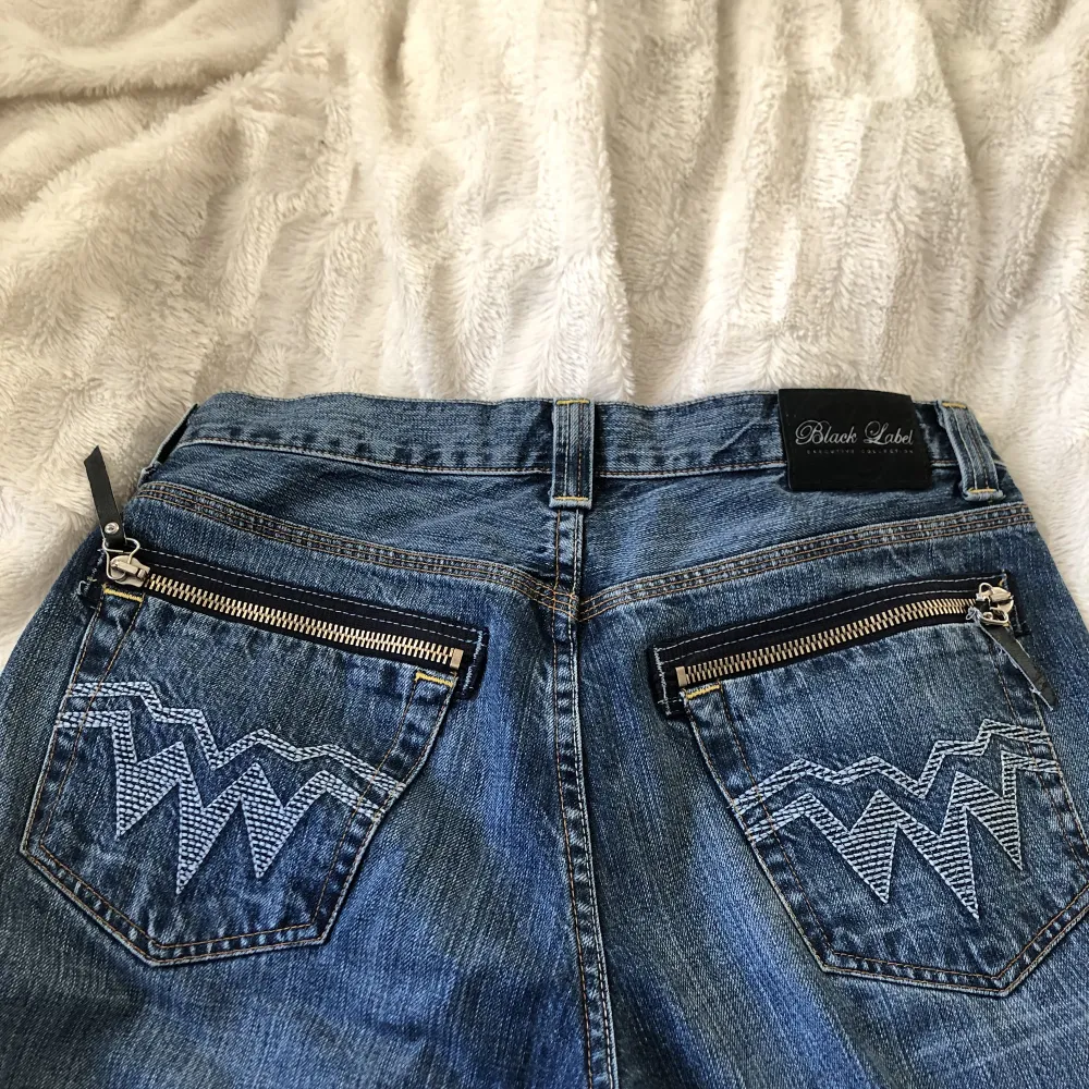 Mid waisted jeans med coola bakfickor. Skriv om det är något!💕. Jeans & Byxor.