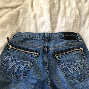 90s jeans - Mid waisted jeans med coola bakfickor. Skriv om det är något!💕