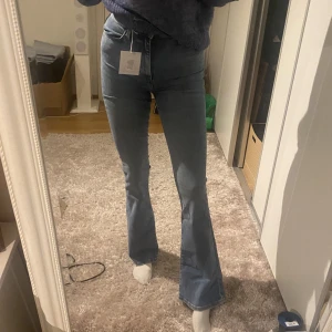 Peachy Flare 550 - Helt nya jeans med lappar kvar Nypris 599