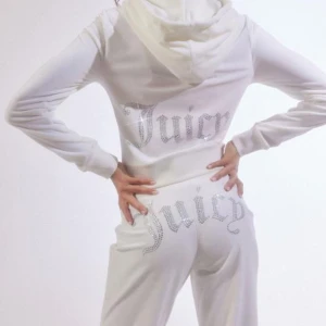 Juicy couture tracksuit - Vit juicy couture tracksuit med rhinestones. Säljer då den blivit för liten för mig. Köpt från Urban outfitters, har beställningen på mailen.  Använd 1-2 gånger   Storlek M på både byxorna och luvtröjan.