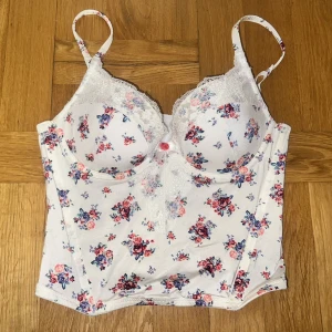 Korsett - Blommig vit korsett i stl 38, ej använd men legat i garderoben. Från h&m