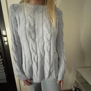 Blå Stickad tröja  - Blå stickad tröja från Holly & White, skön och lite oversize. Storlek S men mer som M.🫶🏼🫶🏼🫶🏼