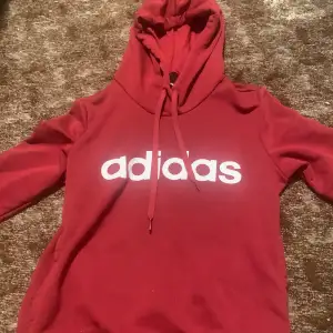 Röd adidas hoodie,inga skador.ha använt den några gånger men kommer inte till användning längre 