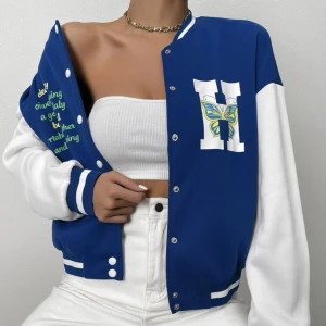 Varsity jacket/colllege jacka - en blå college/varsity jacka i blå färg med små detaljer. alldrig använt och i paket