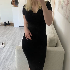 Svart bodycon klänning  - Jättesnygg svart klänning, tunn men inte genomskilnig! Från missguided  Storlek 38 (Frakt tillkommer)