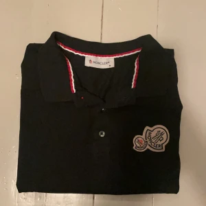 Moncler piké M - Ovanlig double patch piké. Bra skick!. Pris kan diskuteras