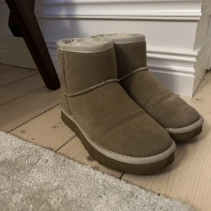 Ugg - Ugg liknande skor från Skopunkten. Nypris 550. Storlek 36