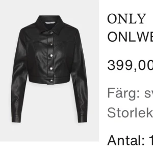 Svart jacka i konstläder - Jackan är från ONLY. Säljer för 150 kr (originalpris 399 kr). Är i bra skick och endast använd fåtal gånger. Storlek S  Betalning sker via Swish!