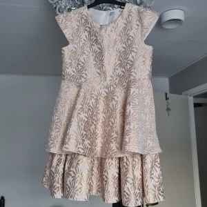 Vacker Klänning,till kalas...!😃 - Klänning ,guldiga blommor,kortarmad.köparen står för Frakt🤍