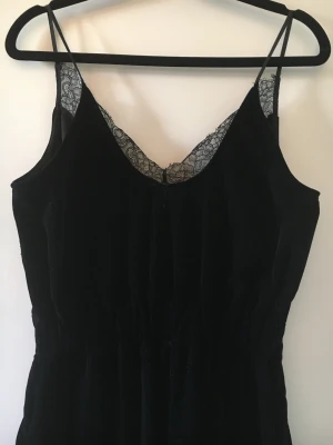 Jumpsuit sammet size 38 - Svart jumpsuit i sammet från hm