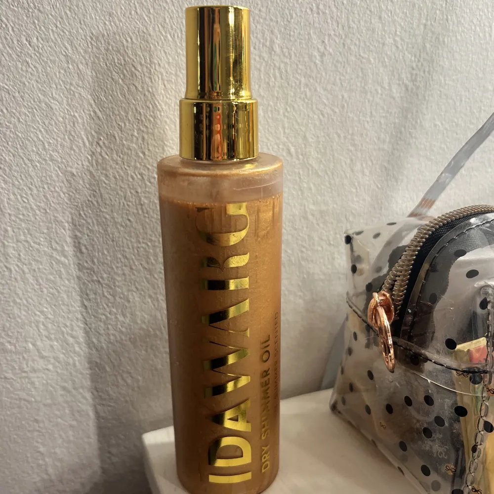 Säljer min Ida warg dry shimmer oil då jag köpte fel och den aldrig används. Tryck ej på ”köp nu”!! 💕💕. Övrigt.