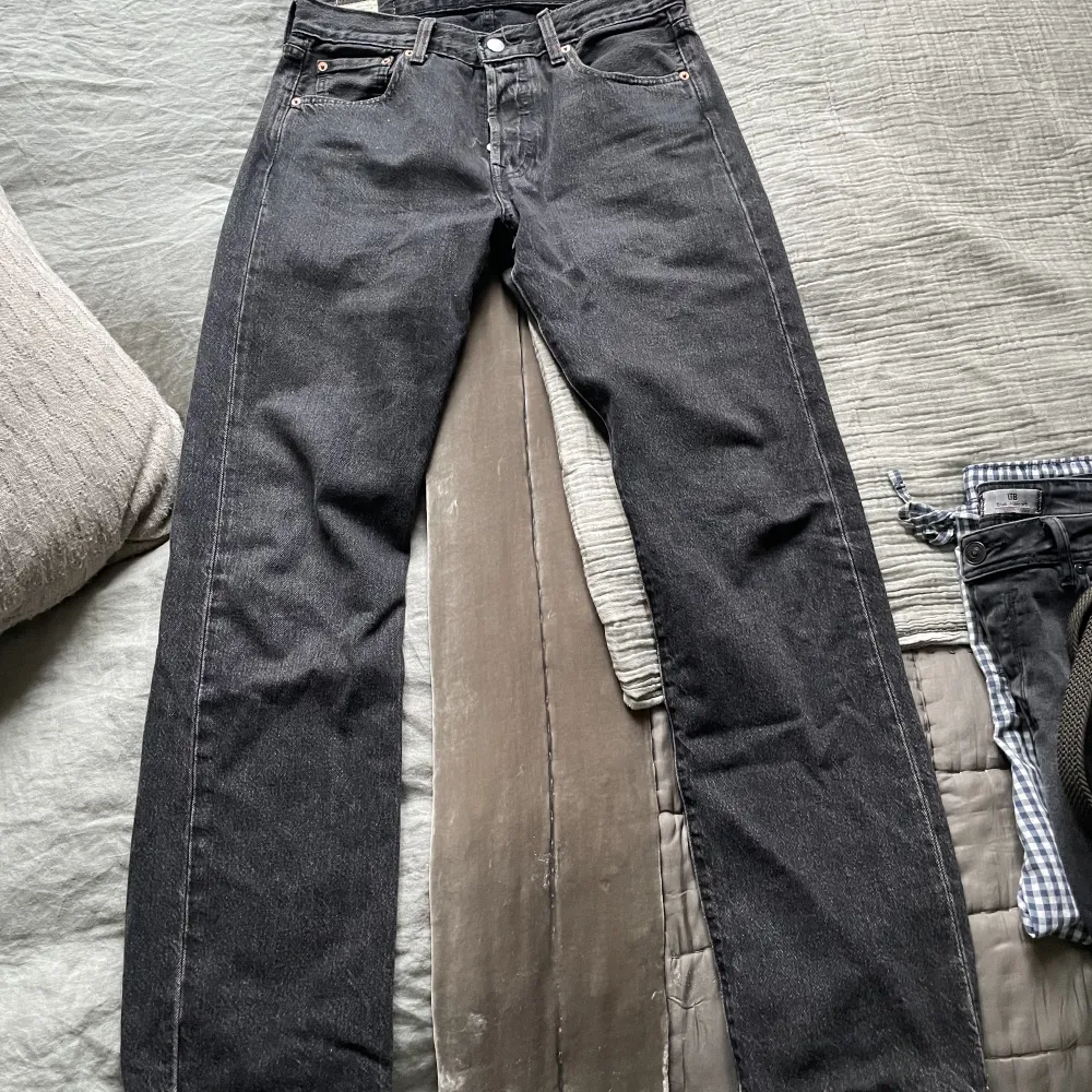 Storlek 30/32 (sitter större) modell 501  Använda 2 gånger efter köp, i princip i nyskick . Jeans & Byxor.