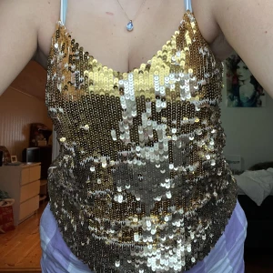 topp - paljetttopp perfekt till nyår, köpt på sellpy men grunden från bik bok, frakt tillkommer 