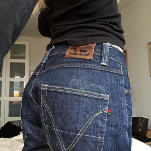 BLÅA JEANS - lågmidjade blåa jeans, färgen visas bäst på bild 2&3, sitter lågmidjade och baggy på mig som är en s och 174! 