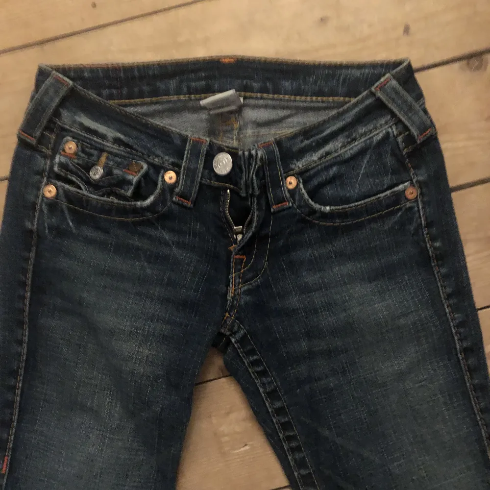 Säljer mina lågmidjade true religion jeans då de tyvärr är för små på mig, de har inga defekter och ser ut som nya💕 . Jeans & Byxor.