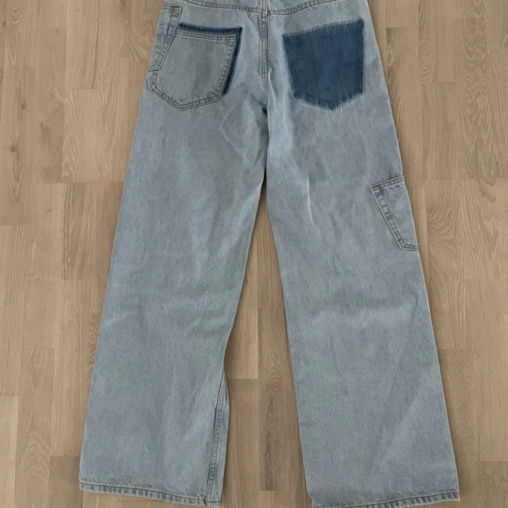 Säljer Weekday jeans loose alter deconstruct, använda 1 gång. Jeans & Byxor.