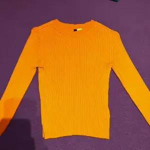 H&M senapsgul tröja i bra skick! Den är i storlek XS och säljs för 100kr INKLUSIVE frakt! Den finns även i randigt och säljer gärna båda för 150kr INKLUSIVE frakt! 💛