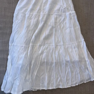 midiskirt  - säljer denhär supersöta mamma mia liknande kjolen ifrån shein! säljer pga att jag inte får någon användning av den längre! köptes för ca 70kr säljs för 30kr+frakt!🤍