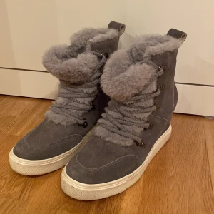 Kil-klackar till vintern!! - Säljer dessa supersöt steve madden skor som jag köpte för ett par år sen men sol aldrig kom till användning, enbart använda två gånger. Jag köpte de för kring 1000 kr men säljer de för 500💕 väldigt trendiga och varma skor❄️