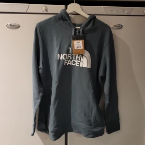 North Face hoodie - Oanvänd damhoodie. Grön/blå i färgen. Något längre modell och lösa muddar.