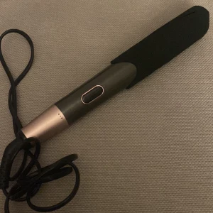Remington curl and straight confidence - Stylingtemperatur 150 - 230°C Snabb uppvärmning För platt eller lockigt resultat Vridna plattor för enkel användning Automatisk säkerhetsavstängning 