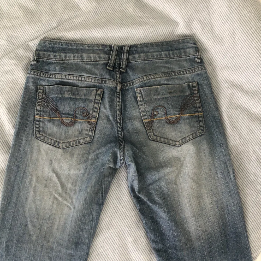 Säljer mina lågmidjade jeans från Hot Bottom med super fina bakfickor. De är väl använda, har lite slitningar längst ner så därav priset. Inte säker på frakt. Kom privat vid frågor eller intresse 💖. Jeans & Byxor.