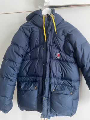 Fjällräven jacka - Jag tänkte sälja min underbara fjällräven jacka då jag tröttnat och vill köpa en ny. Mycket fint skick och inga defekter. Alla gula snören sitter kvar, kom privat för bilder på!❤️❤️ storleken är XXS men den sitter som en S då den är stor i storleken❤️