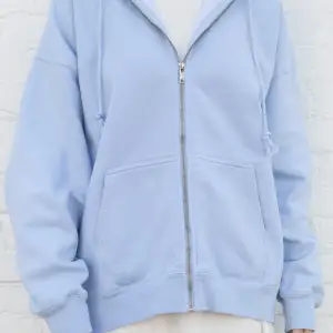Superfin ljusblå ziphoodie från Brandy Melville i oversized fit. Har en liten blekfläck (bild 3) 🤍 Färgen är svår att få på bild men är som en kombination av första och andra bilden🫶