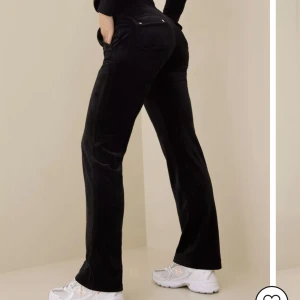 Juicy couture  - Säljer mina svarta juicy då jag inte andvänder dom längre🤍Dom är lite sönder vid snörningen, en metall bit har ramlat av på ett av snörena och den runda saker runt är lite lös. Men det är absolut inget man lägger märke till. Dom är annars helt i nystick🤍