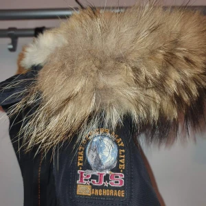Parajumpers kodiak äkta - Bra skick, priset kan diskuteras vid snabb affär!!!!  Äkta och kvitto finns, bytt pälsen på NK. Så den är ny. En liten skada som knappt syns vid dragkedjan 