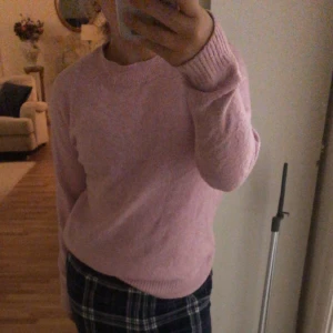 Stickad tröja - Säljer denna jättefina ljusrosa tröja ifrån Vero Moda💞Strl m men skulle säga att den sitter bra på mig som vanligtvis är xs/s. Använd fåtal gånger, original pris 229kr säljes för 100+frakt❤️