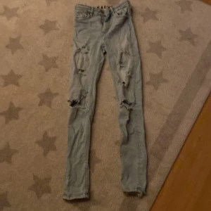 Karve storlek xs  - Dom kommer at se ut som xxs och det är jätte mycket hål.