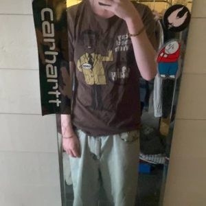 Vintage T-shirt med tryck  - En brun t-shirt med tryck där det står ”Stay Tuned With Mr.Wakey”