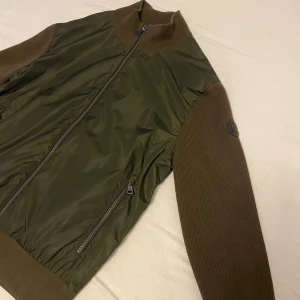 Moncler cardigan  - Storlek 2, passar om du är ungefär 175-185 