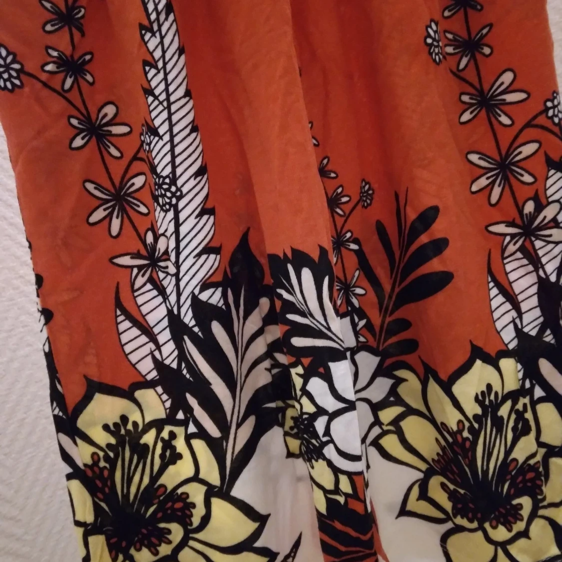 NY & OANVÄND Korallröd somrig topp med blommönster. Strlk: XS/34. Viskos/bomull. - 90