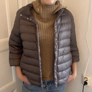 Jacka! - Säljer denna trekvartsärmade jacka som liknar den från Herno💗💗 Storlek M, den har lite defekter skriv för mer bilder