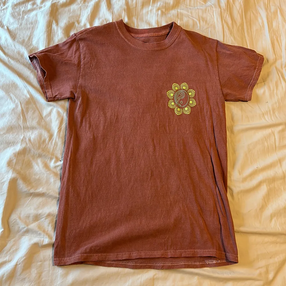 T-shirt från OU  Fint skick, overzised fit så skulle säga att den snarare är i stl S.  Färgen är terrakotta så rödbrun.. T-shirts.