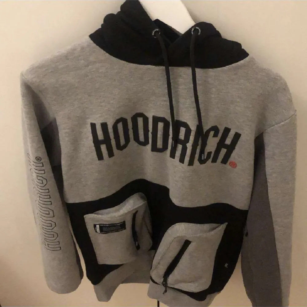 Hoodrich hoodie passar både tjej och kille i storlek S. Hoodies.