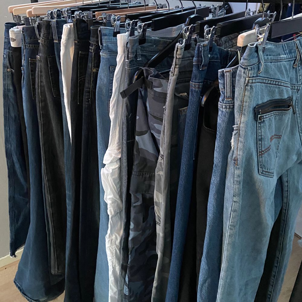 Säljer just nu över 15 par jeans! Allt från edhardy, armani, levis till vanliga hm byxor. Kolla in min profil för enskilda annonser! Har fler än vad som ligger uppe. Skriv vad du söker så fixar jag 😇. Jeans & Byxor.