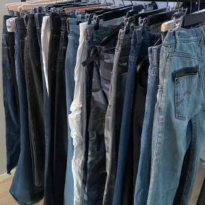 Säljer just nu över 15 par jeans! Allt från edhardy, armani, levis till vanliga hm byxor. Kolla in min profil för enskilda annonser! Har fler än vad som ligger uppe. Skriv vad du söker så fixar jag 😇