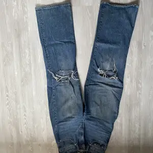 Säljer jeans som är lite bredare i modellen och har hål på knäna, ganska lång i modellen. Storlek xs från lager 157