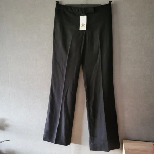 Kostymbyxor från Mayla. - Svarta kostymbyxor från märket Mayla i storlek 36. Aldrig använda och i mycket fint skick.