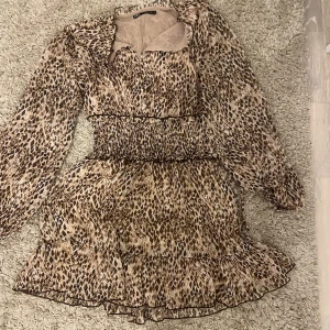 ZARA leopard - klänning  - Jätte fin klänning från zara i bra skick, vara använd ett antal gånger i sommar. Jag köpte klänningen för runt 500kr kanske lite mer. Säljer på grund av att den inte kommer till användning så mkt. Skriv till mig om ni vill se klänningen på! ⭐️⭐️