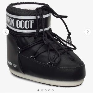 Moonboots  - Säljer dessa jättefina moonboots i färgen vit o svart. Dom är helt nya men lappen är tyvärr bortdragen. nypris 1500