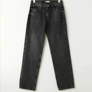 SÄLJER dessa jättefina svarta low straight jeans i stl 38 (nästan helt oanvända) från Gina Tricot ! Hör av dig om du vill köpa💞 