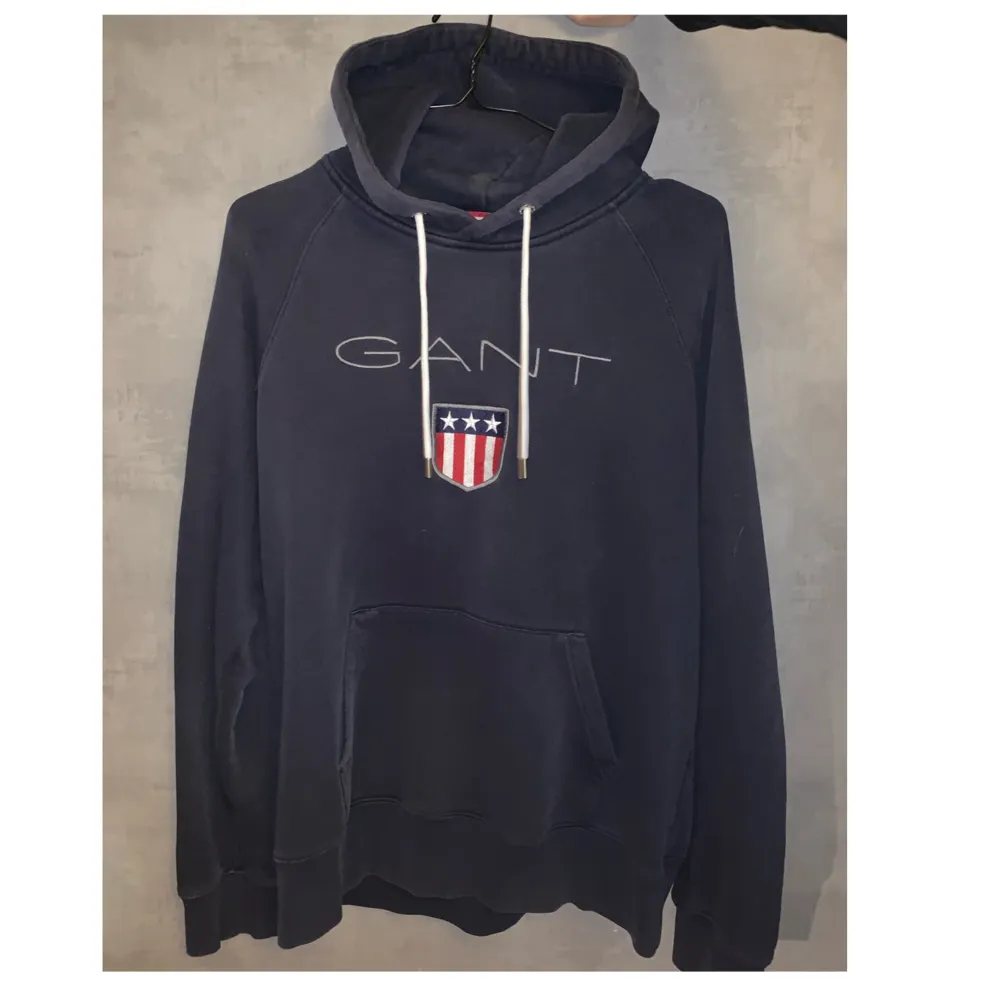 Säljer denna mörkblåa gant hoodie i strl XL som är köpt på herravdelningen då den inte använts längre. Hoodies.