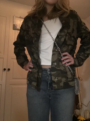 Jacka - Säljer denna coola jacka i kamouflage mönster💕Hör av er vid fler frågor💕💕