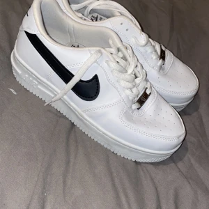 Nike air force - Snygga Air force kopior köpta i Turkiet och har aldrig kommit till användning. Låga priset då jag bara vill bli av med dom💕